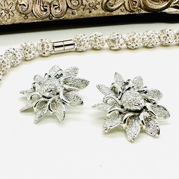 Rhinestone necklace & Vintage Flower Clip Earrings - Picture 9 of 17